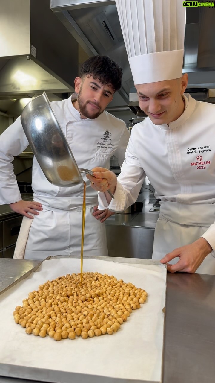 Riadh Belaïche - 61.1K Likes - Une boule de Noël pas comme les Autres 🫶🌰
Notre cadeau pour vous , on choisit une personne parmi les commentaires et on vient te préparer un repas chez toi 🎁✨
@justriadh au service 🤵♂️ et @danny_khezzar au fourneau 👨🍳
Vous invitez qui au repas ? Max 3 personne abusez pas 🤣
Pour la recette envoie un 👍 en commentaire ❤️ seulement pour nos abonnés 🕺
Allez follow ✨👨🍳⚡️
SHEESH 🤟