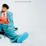 Riadh Belaïche Instagram - Just Riadh à la Une de notre nouvelle cover digitale ✨ Créateur de contenus, vidéaste, humoriste, Just Riadh a parcouru beaucoup de chemin avant de devenir un it boy. Un visage qui plaît désormais aux Maisons de mode, comme aux réalisateurs. Son surnom est à l'image de la personne qu'il aspire à être. Simple, comme sa mère qui lui a tout appris et dont il est fier: "Son coeur est blanc". Plus tard, il aimerait lui ressembler. Pour l'heure, il semble être sur la bonne voie, lui qui défend avec ardeur la sympathie et la joie comme lignes de conduite: "Ça ne coûte rien, il faut juste être sympa". 2017, Just Riadh débute sur Instagram à une époque où la plateforme est dominée par des contenus essentiellement photographiques. La proposition du jeune créateur détonne et dénote. Au moyen de courtes vidéos de quelques secondes, il parvient à faire rire des millions de personnes. Progressivement, il devient une figure incontournable du 𝐹𝑟𝑒𝑛𝑐ℎ 𝐼𝑛𝑠𝑡𝑎𝑔𝑟𝑎𝑚. À tel point qu’il est choisi par le réseau social pour participer à l’opération “Creators around the world”. Du Japon au Brésil en passant par les Etats-Unis et l’Espagne, Just Riadh s’engage dans un voyage initiatique aux côtés de créateurs de contenu du monde entier. “Tu rencontres quelqu’un qui fait comme toi mais autre part, c’est super intéressant.” L’interview complète de Just Riadh est à retrouver sur views.fr 🔗 Photographie : @_moiseluzolo Assistant photographie : @felix_devaux Direction artistique : @irisgzs Coordination artistique : @luca_delombre et @ngd______ Stylisme : @irisgzs et @luca_delombre Production : @selimmoundy et @alicemtg Make-up : @oceanesusini Interview : @nouma_ben Graphisme : @duchesse_bonzi Paris, France