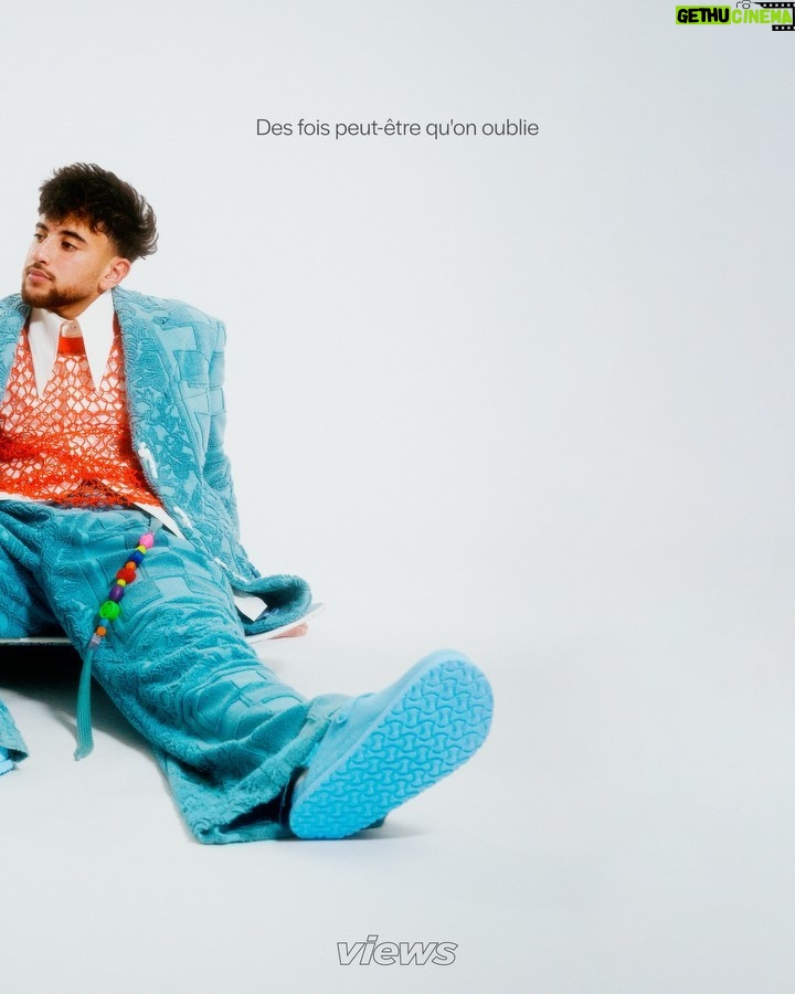 Riadh Belaïche - 24.2K Likes - Just Riadh à la Une de notre nouvelle cover digitale ✨
Créateur de contenus, vidéaste, humoriste, Just Riadh a parcouru beaucoup de chemin avant de devenir un it boy. Un visage qui plaît désormais aux Maisons de mode, comme aux réalisateurs.
Son surnom est à l'image de la personne qu'il aspire à être. Simple, comme sa mère qui lui a tout appris et dont il est fier: "Son coeur est blanc". Plus tard, il aimerait lui ressembler. Pour l'heure, il semble être sur la bonne voie, lui qui défend avec ardeur la sympathie et la joie comme lignes de conduite: "Ça ne coûte rien, il faut juste être sympa".
2017, Just Riadh débute sur Instagram à une époque où la plateforme est dominée par des contenus essentiellement photographiques. La proposition du jeune créateur détonne et dénote. Au moyen de courtes vidéos de quelques secondes, il parvient à faire rire des millions de personnes. Progressivement, il devient une figure incontournable du 𝐹𝑟𝑒𝑛𝑐ℎ 𝐼𝑛𝑠𝑡𝑎𝑔𝑟𝑎𝑚. À tel point qu’il est choisi par le réseau social pour participer à l’opération “Creators around the world”. Du Japon au Brésil en passant par les Etats-Unis et l’Espagne, Just Riadh s’engage dans un voyage initiatique aux côtés de créateurs de contenu du monde entier. “Tu rencontres quelqu’un qui fait comme toi mais autre part, c’est super intéressant.”
L’interview complète de Just Riadh est à retrouver sur views.fr 🔗
Photographie : @_moiseluzolo
Assistant photographie : @felix_devaux
Direction artistique : @irisgzs
Coordination artistique : @luca_delombre et @ngd______
Stylisme : @irisgzs et @luca_delombre
Production : @selimmoundy et @alicemtg
Make-up : @oceanesusini
Interview : @nouma_ben
Graphisme : @duchesse_bonzi