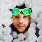 Riadh Belaïche Instagram - Just Riadh à la Une de notre nouvelle cover digitale ✨ Créateur de contenus, vidéaste, humoriste, Just Riadh a parcouru beaucoup de chemin avant de devenir un it boy. Un visage qui plaît désormais aux Maisons de mode, comme aux réalisateurs. Son surnom est à l'image de la personne qu'il aspire à être. Simple, comme sa mère qui lui a tout appris et dont il est fier: "Son coeur est blanc". Plus tard, il aimerait lui ressembler. Pour l'heure, il semble être sur la bonne voie, lui qui défend avec ardeur la sympathie et la joie comme lignes de conduite: "Ça ne coûte rien, il faut juste être sympa". 2017, Just Riadh débute sur Instagram à une époque où la plateforme est dominée par des contenus essentiellement photographiques. La proposition du jeune créateur détonne et dénote. Au moyen de courtes vidéos de quelques secondes, il parvient à faire rire des millions de personnes. Progressivement, il devient une figure incontournable du 𝐹𝑟𝑒𝑛𝑐ℎ 𝐼𝑛𝑠𝑡𝑎𝑔𝑟𝑎𝑚. À tel point qu’il est choisi par le réseau social pour participer à l’opération “Creators around the world”. Du Japon au Brésil en passant par les Etats-Unis et l’Espagne, Just Riadh s’engage dans un voyage initiatique aux côtés de créateurs de contenu du monde entier. “Tu rencontres quelqu’un qui fait comme toi mais autre part, c’est super intéressant.” L’interview complète de Just Riadh est à retrouver sur views.fr 🔗 Photographie : @_moiseluzolo Assistant photographie : @felix_devaux Direction artistique : @irisgzs Coordination artistique : @luca_delombre et @ngd______ Stylisme : @irisgzs et @luca_delombre Production : @selimmoundy et @alicemtg Make-up : @oceanesusini Interview : @nouma_ben Graphisme : @duchesse_bonzi Paris, France