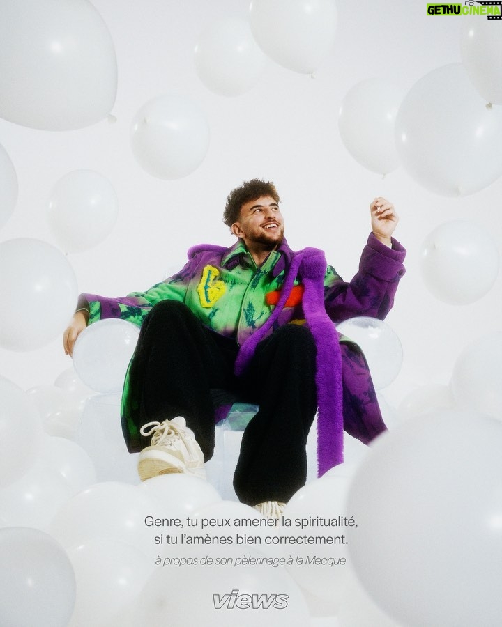 Riadh Belaïche - 24.2K Likes - Just Riadh à la Une de notre nouvelle cover digitale ✨
Créateur de contenus, vidéaste, humoriste, Just Riadh a parcouru beaucoup de chemin avant de devenir un it boy. Un visage qui plaît désormais aux Maisons de mode, comme aux réalisateurs.
Son surnom est à l'image de la personne qu'il aspire à être. Simple, comme sa mère qui lui a tout appris et dont il est fier: "Son coeur est blanc". Plus tard, il aimerait lui ressembler. Pour l'heure, il semble être sur la bonne voie, lui qui défend avec ardeur la sympathie et la joie comme lignes de conduite: "Ça ne coûte rien, il faut juste être sympa".
2017, Just Riadh débute sur Instagram à une époque où la plateforme est dominée par des contenus essentiellement photographiques. La proposition du jeune créateur détonne et dénote. Au moyen de courtes vidéos de quelques secondes, il parvient à faire rire des millions de personnes. Progressivement, il devient une figure incontournable du 𝐹𝑟𝑒𝑛𝑐ℎ 𝐼𝑛𝑠𝑡𝑎𝑔𝑟𝑎𝑚. À tel point qu’il est choisi par le réseau social pour participer à l’opération “Creators around the world”. Du Japon au Brésil en passant par les Etats-Unis et l’Espagne, Just Riadh s’engage dans un voyage initiatique aux côtés de créateurs de contenu du monde entier. “Tu rencontres quelqu’un qui fait comme toi mais autre part, c’est super intéressant.”
L’interview complète de Just Riadh est à retrouver sur views.fr 🔗
Photographie : @_moiseluzolo
Assistant photographie : @felix_devaux
Direction artistique : @irisgzs
Coordination artistique : @luca_delombre et @ngd______
Stylisme : @irisgzs et @luca_delombre
Production : @selimmoundy et @alicemtg
Make-up : @oceanesusini
Interview : @nouma_ben
Graphisme : @duchesse_bonzi
