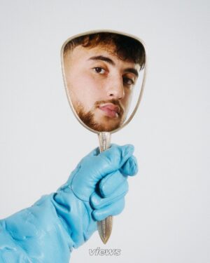 Riadh Belaïche Instagram - Just Riadh à la Une de notre nouvelle cover digitale ✨

Créateur de contenus, vidéaste, humoriste, Just Riadh a parcouru beaucoup de chemin avant de devenir un it boy. Un visage qui plaît désormais aux Maisons de mode, comme aux réalisateurs.
Son surnom est à l'image de la personne qu'il aspire à être. Simple, comme sa mère qui lui a tout appris et dont il est fier: "Son coeur est blanc". Plus tard, il aimerait lui ressembler. Pour l'heure, il semble être sur la bonne voie, lui qui défend avec ardeur la sympathie et la joie comme lignes de conduite: "Ça ne coûte rien, il faut juste être sympa".

2017, Just Riadh débute sur Instagram à une époque où la plateforme est dominée par des contenus essentiellement photographiques. La proposition du jeune créateur détonne et dénote. Au moyen de courtes vidéos de quelques secondes, il parvient à faire rire des millions de personnes. Progressivement, il devient une figure incontournable du 𝐹𝑟𝑒𝑛𝑐ℎ 𝐼𝑛𝑠𝑡𝑎𝑔𝑟𝑎𝑚. À tel point qu’il est choisi par le réseau social pour participer à l’opération “Creators around the world”. Du Japon au Brésil en passant par les Etats-Unis et l’Espagne, Just Riadh s’engage dans un voyage initiatique aux côtés de créateurs de contenu du monde entier. “Tu rencontres quelqu’un qui fait comme toi mais autre part, c’est super intéressant.”

L’interview complète de Just Riadh est à retrouver sur views.fr 🔗

Photographie : @_moiseluzolo 
Assistant photographie : @felix_devaux 
Direction artistique : @irisgzs 
Coordination artistique : @luca_delombre et @ngd______ 
Stylisme : @irisgzs et @luca_delombre 
Production : @selimmoundy et @alicemtg 
Make-up : @oceanesusini 
Interview : @nouma_ben 
Graphisme : @duchesse_bonzi