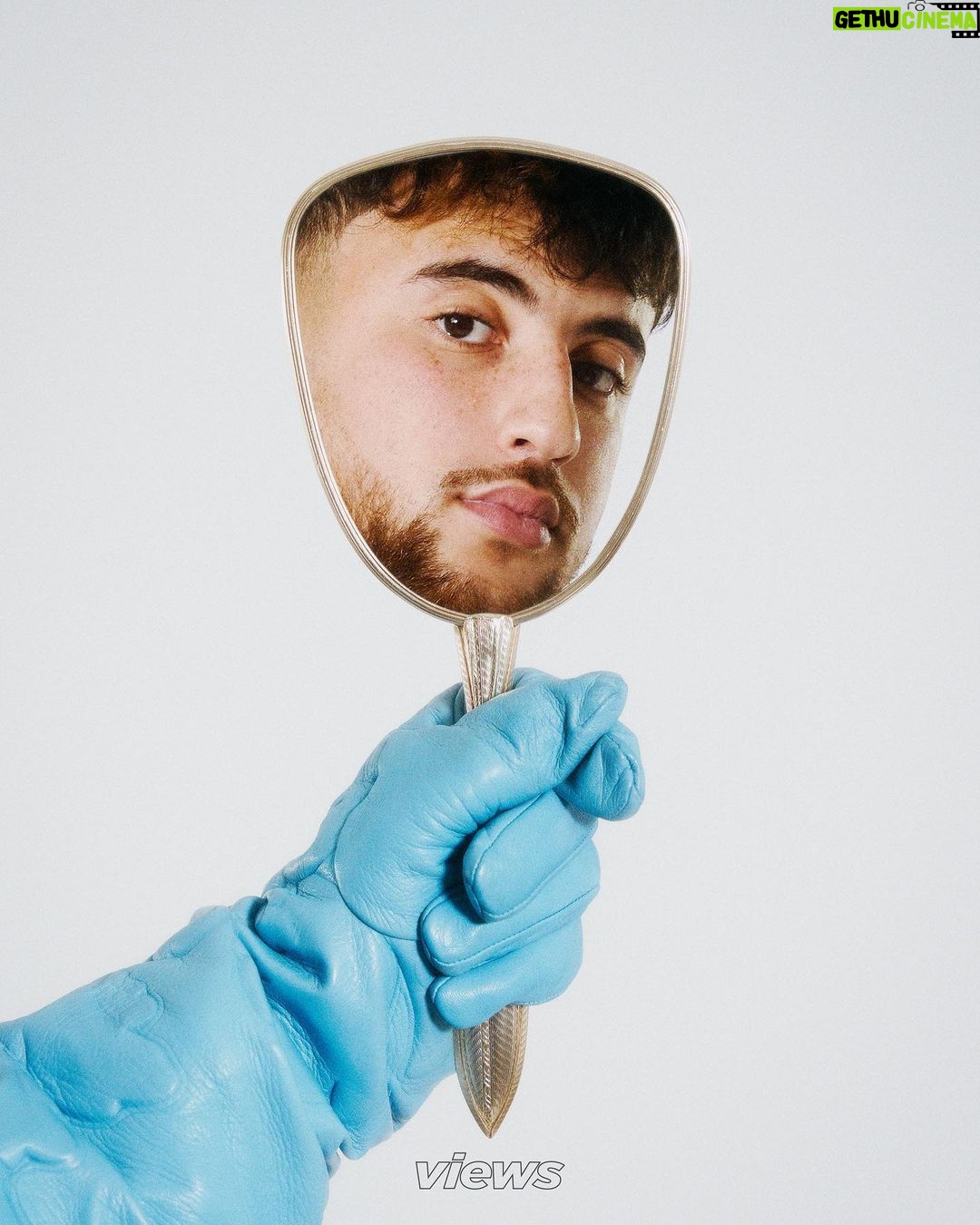 Riadh Belaïche - 24.2K Likes - Just Riadh à la Une de notre nouvelle cover digitale ✨
Créateur de contenus, vidéaste, humoriste, Just Riadh a parcouru beaucoup de chemin avant de devenir un it boy. Un visage qui plaît désormais aux Maisons de mode, comme aux réalisateurs.
Son surnom est à l'image de la personne qu'il aspire à être. Simple, comme sa mère qui lui a tout appris et dont il est fier: "Son coeur est blanc". Plus tard, il aimerait lui ressembler. Pour l'heure, il semble être sur la bonne voie, lui qui défend avec ardeur la sympathie et la joie comme lignes de conduite: "Ça ne coûte rien, il faut juste être sympa".
2017, Just Riadh débute sur Instagram à une époque où la plateforme est dominée par des contenus essentiellement photographiques. La proposition du jeune créateur détonne et dénote. Au moyen de courtes vidéos de quelques secondes, il parvient à faire rire des millions de personnes. Progressivement, il devient une figure incontournable du 𝐹𝑟𝑒𝑛𝑐ℎ 𝐼𝑛𝑠𝑡𝑎𝑔𝑟𝑎𝑚. À tel point qu’il est choisi par le réseau social pour participer à l’opération “Creators around the world”. Du Japon au Brésil en passant par les Etats-Unis et l’Espagne, Just Riadh s’engage dans un voyage initiatique aux côtés de créateurs de contenu du monde entier. “Tu rencontres quelqu’un qui fait comme toi mais autre part, c’est super intéressant.”
L’interview complète de Just Riadh est à retrouver sur views.fr 🔗
Photographie : @_moiseluzolo
Assistant photographie : @felix_devaux
Direction artistique : @irisgzs
Coordination artistique : @luca_delombre et @ngd______
Stylisme : @irisgzs et @luca_delombre
Production : @selimmoundy et @alicemtg
Make-up : @oceanesusini
Interview : @nouma_ben
Graphisme : @duchesse_bonzi