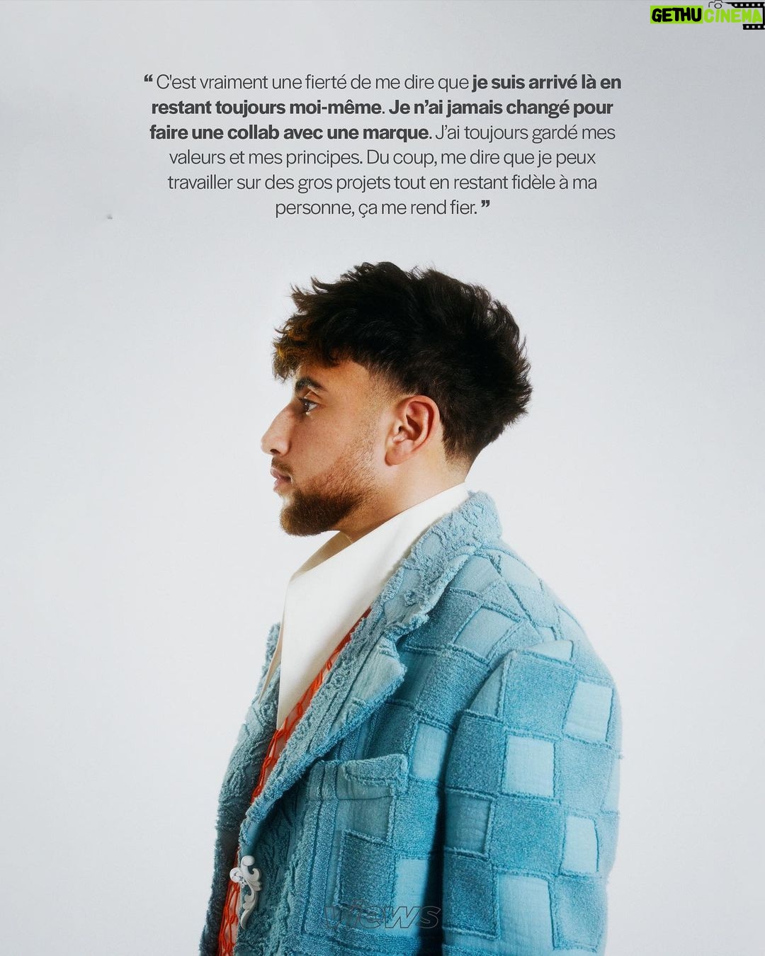 Riadh Belaïche - 24.2K Likes - Just Riadh à la Une de notre nouvelle cover digitale ✨
Créateur de contenus, vidéaste, humoriste, Just Riadh a parcouru beaucoup de chemin avant de devenir un it boy. Un visage qui plaît désormais aux Maisons de mode, comme aux réalisateurs.
Son surnom est à l'image de la personne qu'il aspire à être. Simple, comme sa mère qui lui a tout appris et dont il est fier: "Son coeur est blanc". Plus tard, il aimerait lui ressembler. Pour l'heure, il semble être sur la bonne voie, lui qui défend avec ardeur la sympathie et la joie comme lignes de conduite: "Ça ne coûte rien, il faut juste être sympa".
2017, Just Riadh débute sur Instagram à une époque où la plateforme est dominée par des contenus essentiellement photographiques. La proposition du jeune créateur détonne et dénote. Au moyen de courtes vidéos de quelques secondes, il parvient à faire rire des millions de personnes. Progressivement, il devient une figure incontournable du 𝐹𝑟𝑒𝑛𝑐ℎ 𝐼𝑛𝑠𝑡𝑎𝑔𝑟𝑎𝑚. À tel point qu’il est choisi par le réseau social pour participer à l’opération “Creators around the world”. Du Japon au Brésil en passant par les Etats-Unis et l’Espagne, Just Riadh s’engage dans un voyage initiatique aux côtés de créateurs de contenu du monde entier. “Tu rencontres quelqu’un qui fait comme toi mais autre part, c’est super intéressant.”
L’interview complète de Just Riadh est à retrouver sur views.fr 🔗
Photographie : @_moiseluzolo
Assistant photographie : @felix_devaux
Direction artistique : @irisgzs
Coordination artistique : @luca_delombre et @ngd______
Stylisme : @irisgzs et @luca_delombre
Production : @selimmoundy et @alicemtg
Make-up : @oceanesusini
Interview : @nouma_ben
Graphisme : @duchesse_bonzi