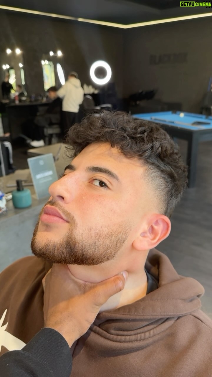 Riadh Belaïche - 347.9K Likes - Nouvelle coupe la miff vous validez ? 💇♂️💈
Note sur 10 mon dégradé 👀