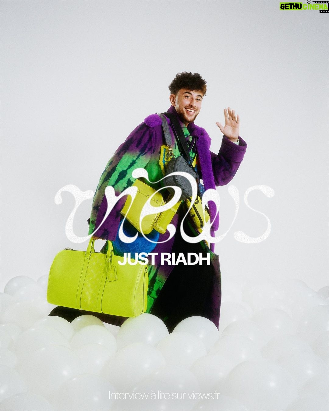 Riadh Belaïche - 24.2K Likes - Just Riadh à la Une de notre nouvelle cover digitale ✨
Créateur de contenus, vidéaste, humoriste, Just Riadh a parcouru beaucoup de chemin avant de devenir un it boy. Un visage qui plaît désormais aux Maisons de mode, comme aux réalisateurs.
Son surnom est à l'image de la personne qu'il aspire à être. Simple, comme sa mère qui lui a tout appris et dont il est fier: "Son coeur est blanc". Plus tard, il aimerait lui ressembler. Pour l'heure, il semble être sur la bonne voie, lui qui défend avec ardeur la sympathie et la joie comme lignes de conduite: "Ça ne coûte rien, il faut juste être sympa".
2017, Just Riadh débute sur Instagram à une époque où la plateforme est dominée par des contenus essentiellement photographiques. La proposition du jeune créateur détonne et dénote. Au moyen de courtes vidéos de quelques secondes, il parvient à faire rire des millions de personnes. Progressivement, il devient une figure incontournable du 𝐹𝑟𝑒𝑛𝑐ℎ 𝐼𝑛𝑠𝑡𝑎𝑔𝑟𝑎𝑚. À tel point qu’il est choisi par le réseau social pour participer à l’opération “Creators around the world”. Du Japon au Brésil en passant par les Etats-Unis et l’Espagne, Just Riadh s’engage dans un voyage initiatique aux côtés de créateurs de contenu du monde entier. “Tu rencontres quelqu’un qui fait comme toi mais autre part, c’est super intéressant.”
L’interview complète de Just Riadh est à retrouver sur views.fr 🔗
Photographie : @_moiseluzolo
Assistant photographie : @felix_devaux
Direction artistique : @irisgzs
Coordination artistique : @luca_delombre et @ngd______
Stylisme : @irisgzs et @luca_delombre
Production : @selimmoundy et @alicemtg
Make-up : @oceanesusini
Interview : @nouma_ben
Graphisme : @duchesse_bonzi