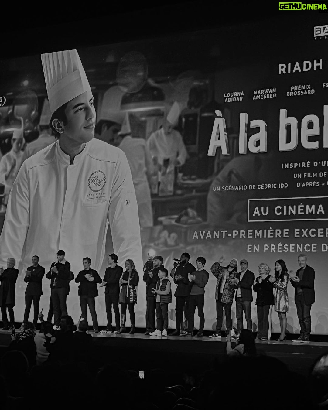 Riadh Belaïche Instagram - Je suis très fier de me tenir devant vous pour défendre ce film, tiré d’une histoire vraie qui retrace la vie de Yazid. Si vous m’aviez dit il y a quelques années, quand je m’amusais à faire des petites vidéos dans ma chambre que je serai un jour devant presque 3000 personnes pour présenter un film en tant qu’acteur principal je n’y aurai pas cru. Mais c’était écrit ainsi … Je voudrais remercier pour commencer Sébastien, Laurence et @bacfilms pour leur confiance. J’espère avoir été à la hauteur de vos espérances en tant qu’acteur. Je voudrais ensuite, remercier ma famille qui m’a toujours soutenu, en particulier mes parents. Ils m’ont donné ce qu’il y a de plus précieux au monde, une éducation et des valeurs, vous méritez tout l’or du monde. Je remercie @galodiallo qui me supporte h24, qui m’épaule et me fait grandir depuis mes débuts. Merci aussi à @equipe_smile ma 2ème famille. Pour finir, j’aimerai vous remercier, ma communauté car sans vous je n’aurais jamais trouvé la force et le courage de vivre tout ça. Voilà, j’espère que vous apprécierez autant le Riadh acteur que le JUST RIADH qui faisait des vidéos dans sa chambre. Je vous aime tous. ❤️✨ 📸 @iyadbgx Grand Rex