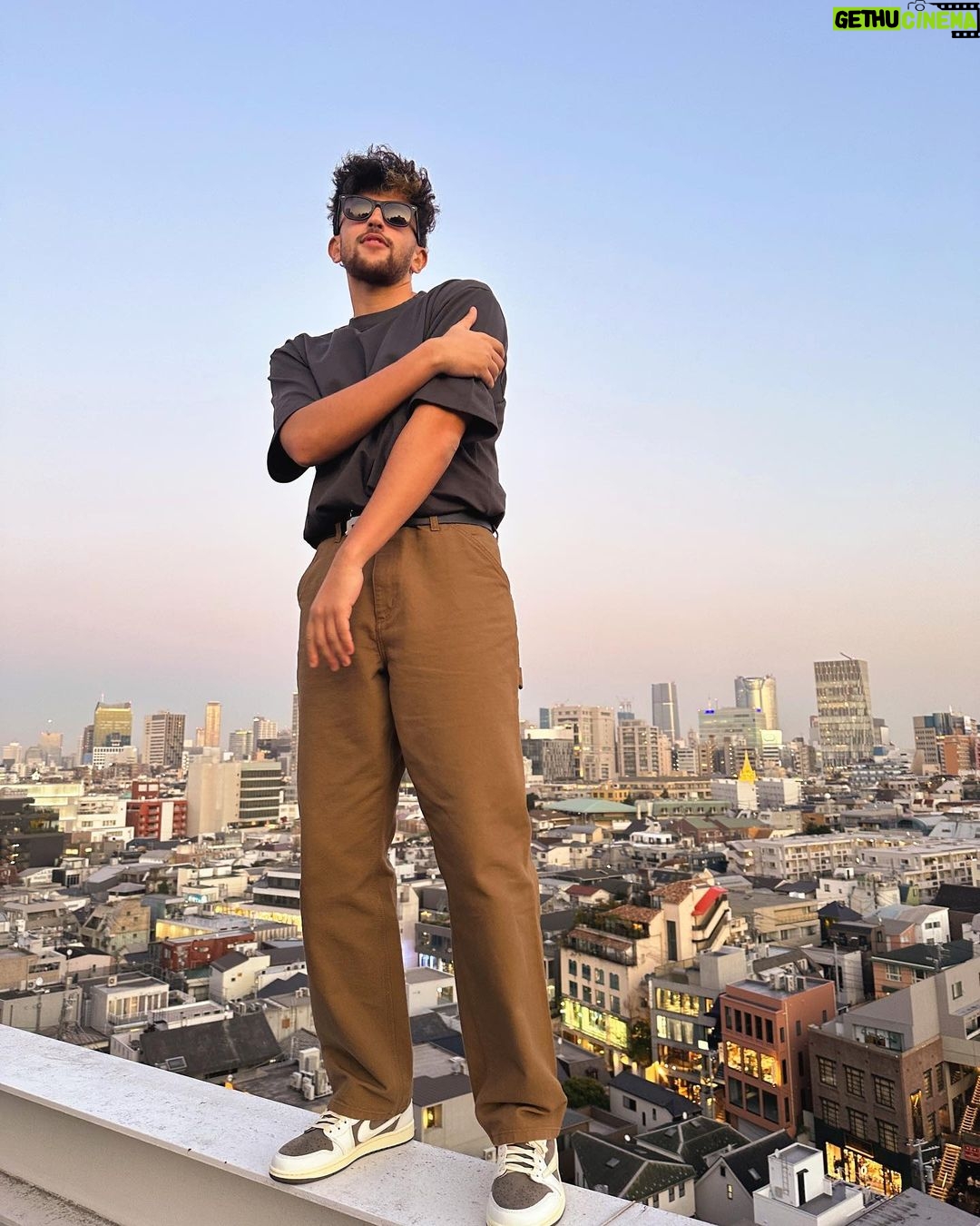 Riadh Belaïche Instagram - Je déménage au Japon !! 🇯🇵🗼 ( nouvelle vidéo sur YouTube ) Lien dans ma bio ! ✨ Tokyo, Japan