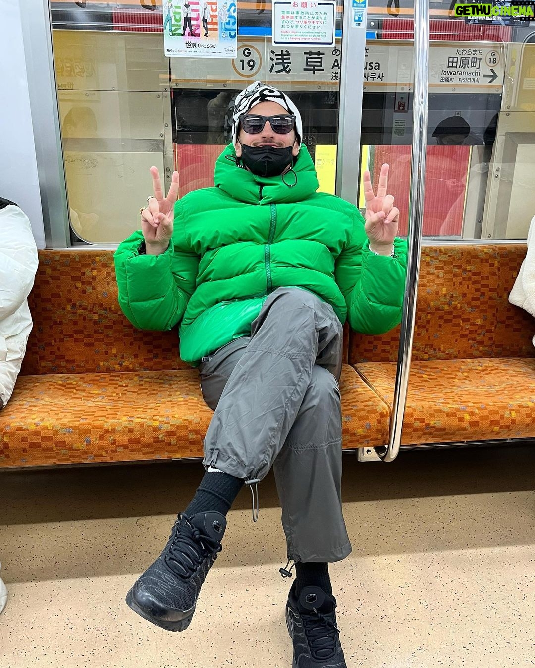 Riadh Belaïche Instagram - Je déménage au Japon !! 🇯🇵🗼 ( nouvelle vidéo sur YouTube ) Lien dans ma bio ! ✨ Tokyo, Japan