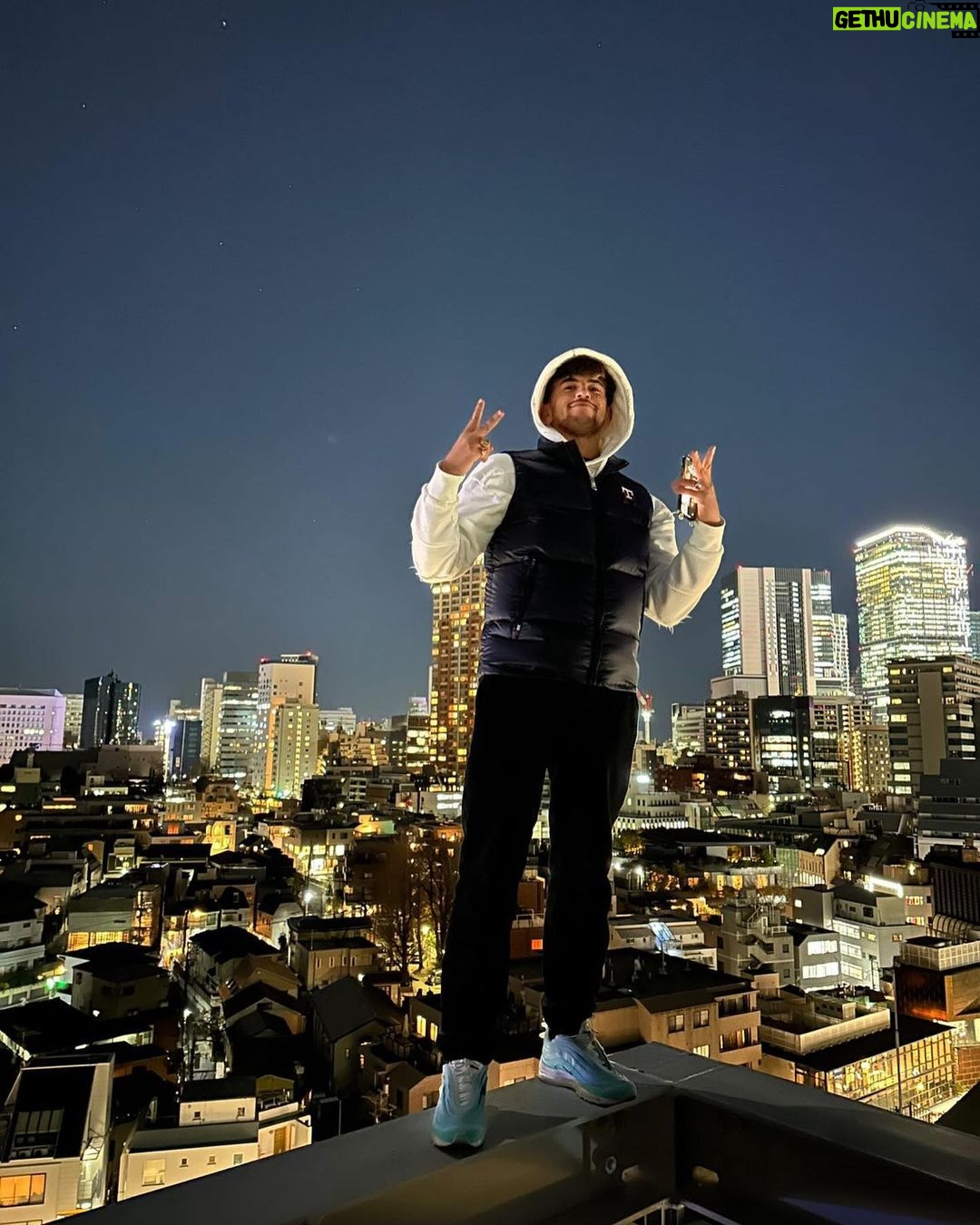 Riadh Belaïche Instagram - Je déménage au Japon !! 🇯🇵🗼 ( nouvelle vidéo sur YouTube ) Lien dans ma bio ! ✨ Tokyo, Japan