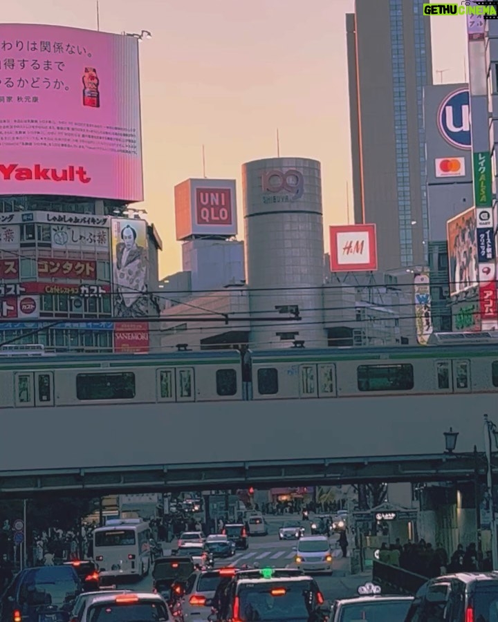 Riadh Belaïche Instagram - Je déménage au Japon !! 🇯🇵🗼 ( nouvelle vidéo sur YouTube ) Lien dans ma bio ! ✨ Tokyo, Japan