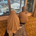 Riadh Belaïche Instagram - Là, où tu ne peux différencier le riche du pauvre car tous vêti de la meme manière. 🕊️ Là, où tout ce qui compte c’est ton comportement et tes bonnes actions. 🤲🏼✨ Je vis un rêve et plus je monte plus je cherche à garder les pieds sur terre. Chaque année je demande la même chose, que Dieu m’aide à devenir une personne meilleure. 🤍 Apprendre, se cultiver, sans étaler son peu de savoir. Aider son prochain le plus possible sans que personne ne le sache. 💫 La quête de toute une vie. Que Dieu nous donne la sincérité dans nos intentions et nos actes. Qu’Il nous protège d’être un mal pour les autres et pour nous même. Ameen Mecca, Saudi Arabia