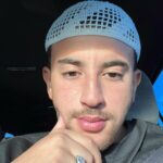 Riadh Belaïche Instagram - Là, où tu ne peux différencier le riche du pauvre car tous vêti de la meme manière. 🕊️ Là, où tout ce qui compte c’est ton comportement et tes bonnes actions. 🤲🏼✨ Je vis un rêve et plus je monte plus je cherche à garder les pieds sur terre. Chaque année je demande la même chose, que Dieu m’aide à devenir une personne meilleure. 🤍 Apprendre, se cultiver, sans étaler son peu de savoir. Aider son prochain le plus possible sans que personne ne le sache. 💫 La quête de toute une vie. Que Dieu nous donne la sincérité dans nos intentions et nos actes. Qu’Il nous protège d’être un mal pour les autres et pour nous même. Ameen Mecca, Saudi Arabia