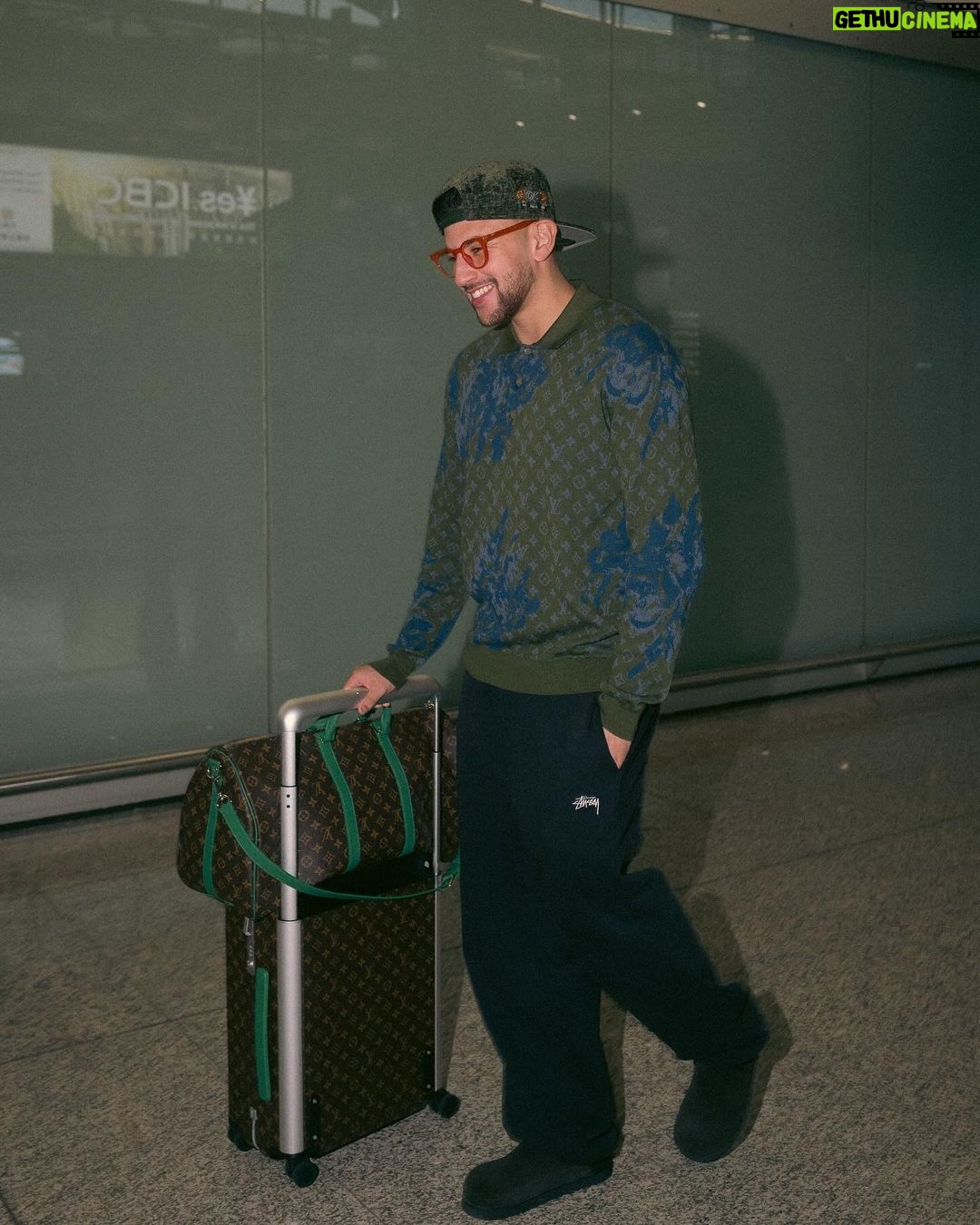 Riadh Belaïche Instagram - Est ce que 5 ans en arrière j’aurai imaginé vivre ce genre de choses ? Tellement heureux et reconnaissant de ce que je vis. Etre ici à Hong Kong pour le 2eme show de @pharrell 🇭🇰 On va passer un séjour incroyable et je remercie Dieu car c’est lui qui est au contrôle de tout ☝️. J’ai hâte de vous montrer tout ça 😇 Merci @louisvuitton 🩵 al hamdoulilah 🤲🏼✨ 📸 @lubakilubaki 📸 @_gio.b Hong Kong China