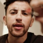 Riadh Belaïche Instagram - Je leur propose une dinguerie culinaire et ils pensent que j’ai été aidé... Je suis devenu un Chef les gars, faites confiance! 🤌🏼😂 @eliagasss @barrospjr_ Bon ok, devinez qui m’a coaché ? 👀 @philips.maison #Airfryer #AirfryerPhilips Collaboration commerciale. Paris, France