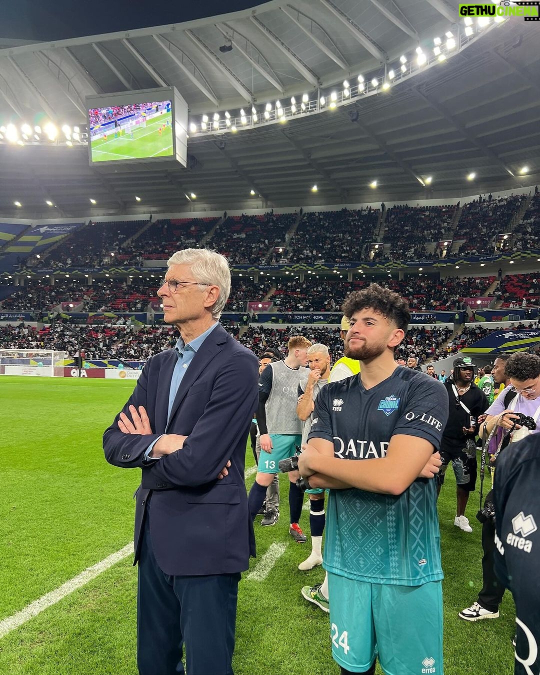 Riadh Belaïche Instagram - Honoré d’avoir fait partie de cet événement qui a réuni créateurs et sportifs pour la bonne cause ❤️🤲🏼 On a pu récolter tous ensemble 8,8 millions d’euros 🌏🤝 Merci pour l’invitation @educationaboveall_eaa & @qlife_com ✨ En plus j’ai marqué !!! 😭😭😭