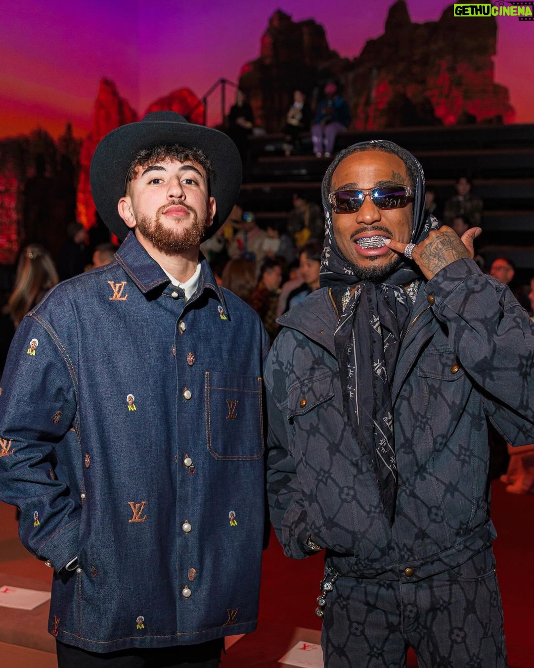 Riadh Belaïche - 303.5K Likes - 1-Welcome to the Far-West 🤠🌵
2-Je pense que j’étais dans le thème 😂
3-Migos c’est mon rappeur préféré 🎤
4-J’aime trop les sacs 😍
5-Temaaaa la paire ✨
merci @louisvuitton @pharrell
📸 @visualisation_ @dsawyou