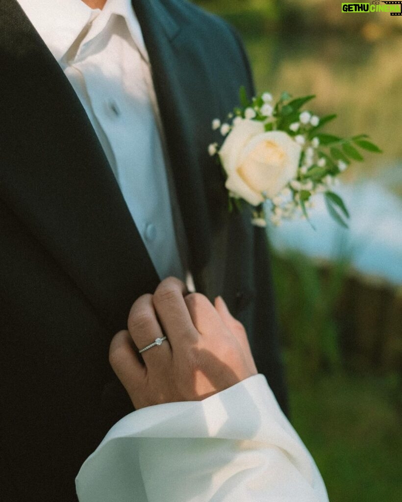Riadh Belaïche Instagram - Dieu merci je me suis marié ✨✨ J’ai vraiment hésité à vous l’annoncer, « vivons heureux, vivons cachés » mais c’est un évènement tellement important dans une vie qu’il fallait que je vous l’annonce Je vous souhaite à tous le meilleur 🤲