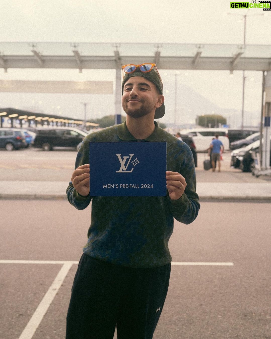 Riadh Belaïche Instagram - Est ce que 5 ans en arrière j’aurai imaginé vivre ce genre de choses ? Tellement heureux et reconnaissant de ce que je vis. Etre ici à Hong Kong pour le 2eme show de @pharrell 🇭🇰 On va passer un séjour incroyable et je remercie Dieu car c’est lui qui est au contrôle de tout ☝️. J’ai hâte de vous montrer tout ça 😇 Merci @louisvuitton 🩵 al hamdoulilah 🤲🏼✨ 📸 @lubakilubaki 📸 @_gio.b Hong Kong China