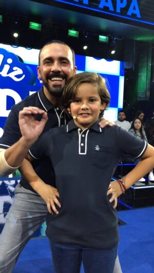 Ricardo Margaleff Instagram - ¡Pst, pst! Solo para recordarles que HOY no se pueden perder el especial del #DíaDelPadre en #MeCaigoDeRisa 🙌🏻🫰🏻♥️ 8:00 p. m. por #El5 👔