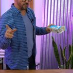 Ricardo Margaleff Instagram - Me aventé este otro producto para viajeros, la báscula digital portátil, para que sepas exactamente cuánto pesa tu maleta, y no te cobren sobrepeso. #bascula #ricardomargaleff #elchopingdelmarga