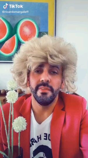Ricardo Margaleff Instagram - Levante la mano quienes han sido poseídos por el espíritu de Lolita 

#Humor #Chiste #Margaleff #ricardomargaleff