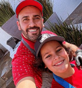 Ricardo Margaleff Instagram - Hace 10 años llegaste mi amado hijo, y desde ese momento conocí el amor incondicional, desde ese día cuando te tome entre mis brazos y juré protegerte por sobre todas las cosas, no te dejo de pensar y siempre estás presente a cada paso que doy, espero ser la guía que escogiste y te doy gracias por ser nuestro maestro, no concibo la vida sin tu sonrisa, tus bromas, tus abrazos, sin tu existencia!!! LE DOY GRACIAS A DIOS POR TU VIDA Y LE PIDO QUE TE CUIDE Y TE PROTEJA MI AMADO HIJO! Eres lo mejor que nos ha pasado mi niño hermoso!!! Feliz cumpleaños!!!