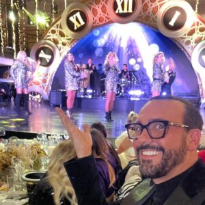 Ricardo Margaleff Instagram - Cerrando un año lleno de retos y proyectos que me dejan  satisfacción, felicidad y  plenitud.

Hoy celebrando con  todos ustedes #Bienvenido2023 

#RicardoMargaleff #Margaleff #Actor #conductor #Humon año rista 

#RicardoMargaleff #Margaleff #Actor #conductor #Humon año rista #quieneslamascara #Huacal #bunch