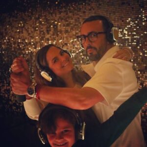 Ricardo Margaleff Instagram - Al ritmo qué nos toquen, pero siempre de tu mano

#love #couplegoals #Familia #familyfirst