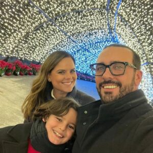 Ricardo Margaleff Instagram - Amar no es mirarse el uno al otro, es mirarse juntos a la misma dirección.

#Margaleff #Familia #Mylove #felicidad