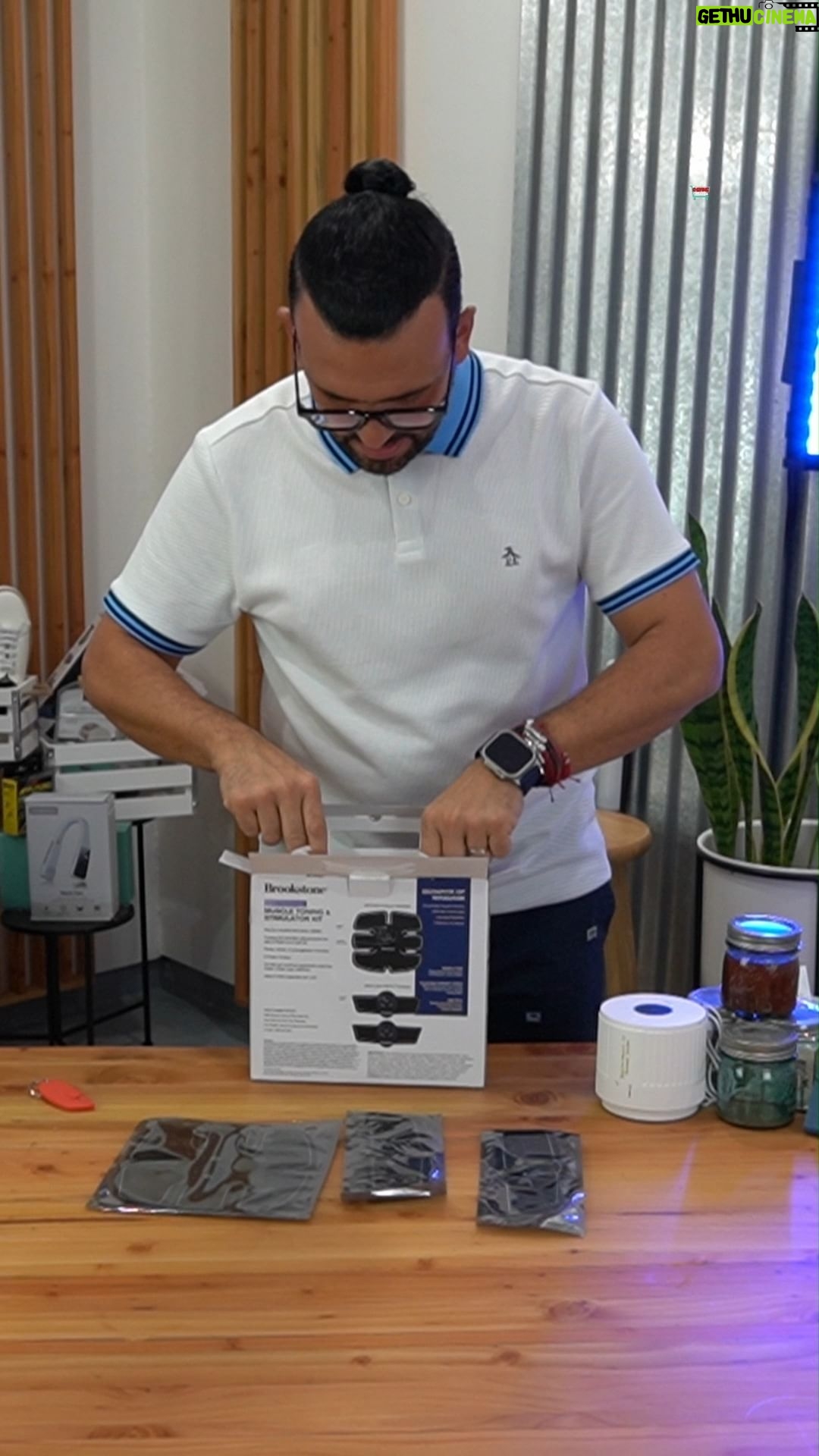 Ricardo Margaleff Instagram - No es que lo necesitara, pero decidí explorar un estimulador y tonificador muscular, y la experiencia fue electrizante. #ricardomargaleff #margaleff #compritas #shopping #elchopingdelmarga #amazon #originalpenguin #cooking #chef #amazon #compulshopper #compulshoppers #diciembre #fitness #musculo