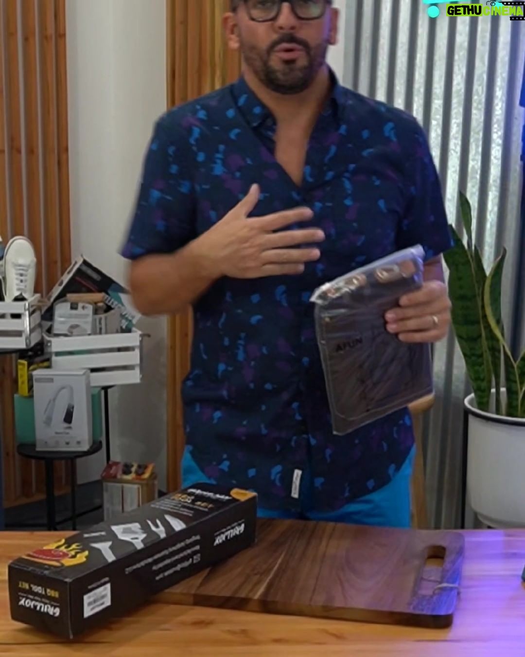 Ricardo Margaleff Instagram - Me puse un mandil especial para armar carnita asada o el tradicional barbecue como le llaman acá en Estados Unidos, y la verdad no es lo que esperaba. Chequen por qué. #amazon #elchopingdelmarga #ricardomargaleff #margaleff #compulshoppers #shopping
