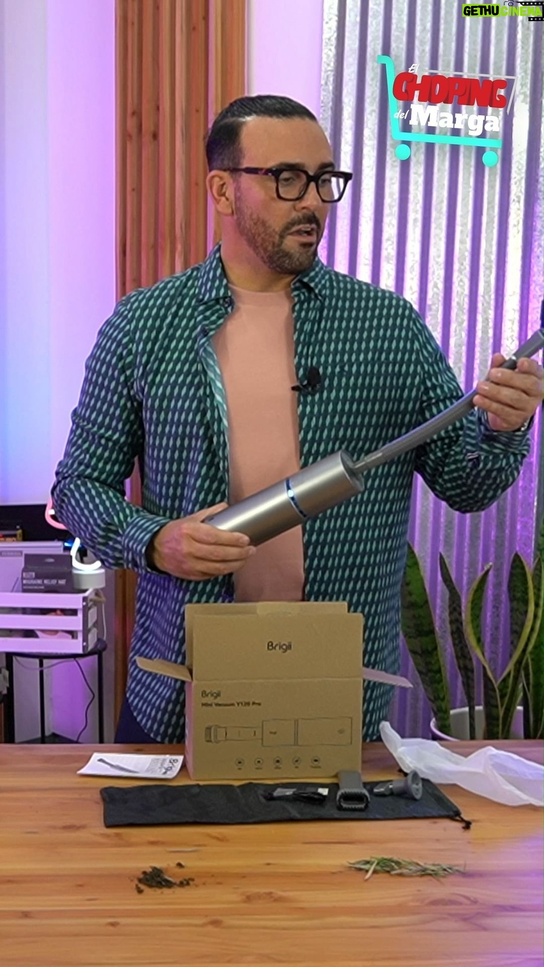 Ricardo Margaleff Instagram - Probé una aspiradora de mano 3 en 1 que, por cierto, me salió más cara. Aquí les platico por qué. Revisé todos sus accesorios para distintas superficies. Salió bastante práctica a pesar de su tamaño. Échenle un ojo.
