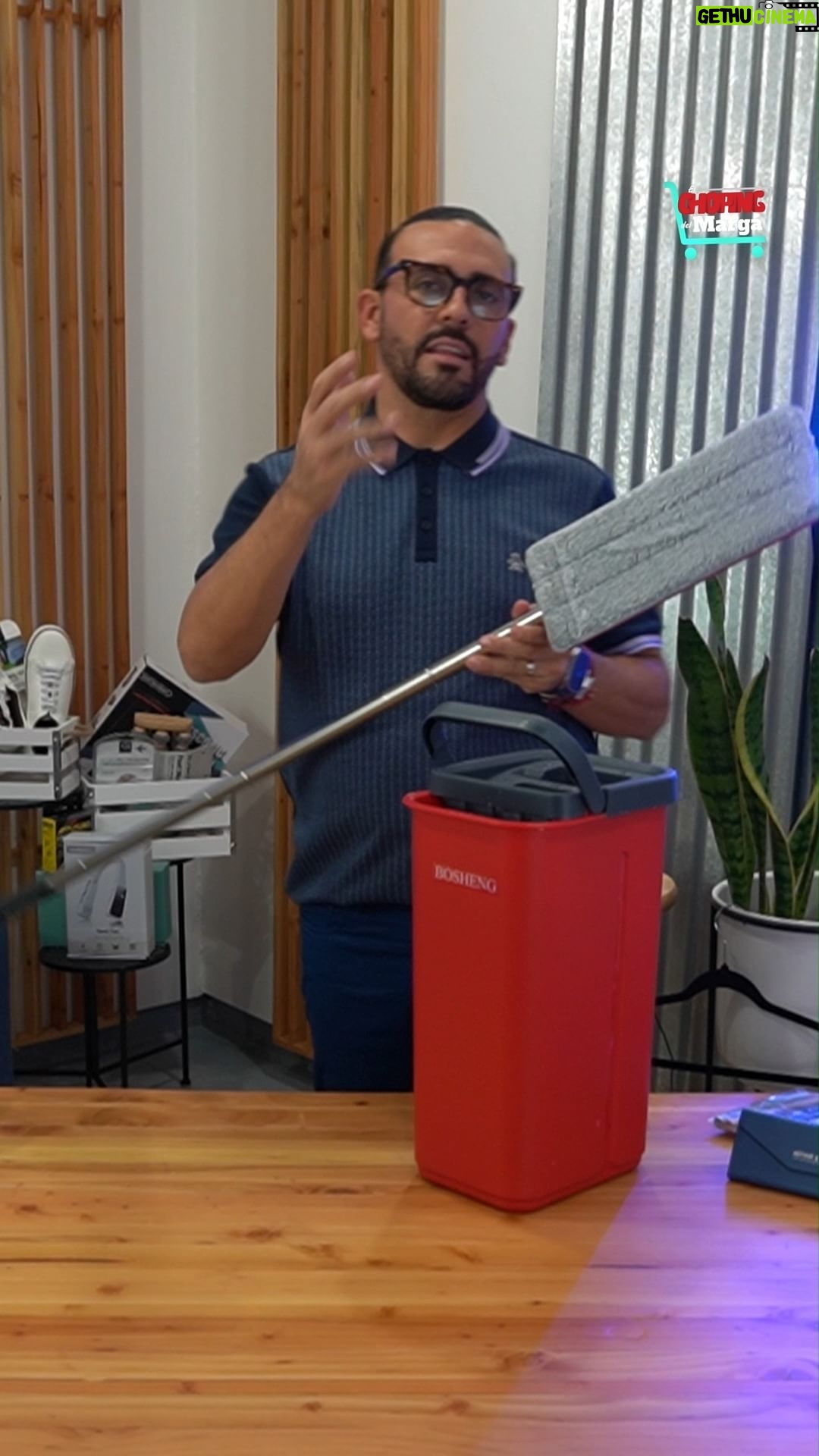 Ricardo Margaleff Instagram - UNO Como quiera pero y el TOC Como buen obsesivo de la limpieza, me di a la tarea de probar un práctico trapeador plano con cubeta exprimidora, digamos un kit para trapear. #compulshopper #elchopingdelmarga #margaleff #ricardomargaleff #amazon #housecleaning