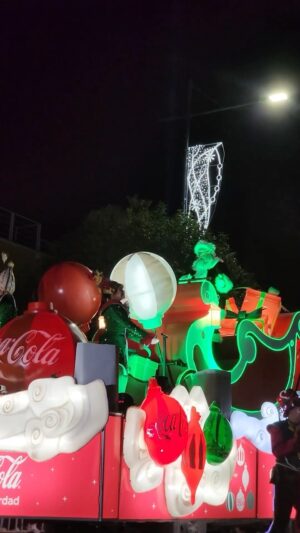 Ricardo Margaleff Instagram - Así se vivió la magia de la Navidad en Puebla, con la Caravana Coca Cola. 🎄💫🎅🏼

#caravanacocacola #cocacola #puebla #fyp #viral #caravana #desfile #navidad #christmas #parati #santaclaus #christmas #caravanacocacola2023
