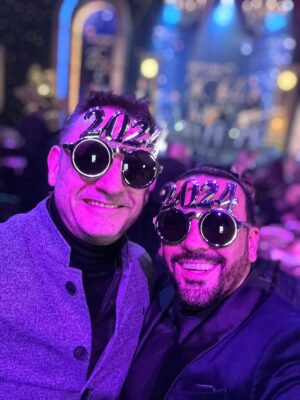 Ricardo Margaleff Instagram - Celebrando andamos !!!

 #2023 #Bienvenido2024 #2024 #Adios2023 #YaMeroEsMiCumpleaños #añonuevo #RicardoMargaleff #Conductor #Margaleff
