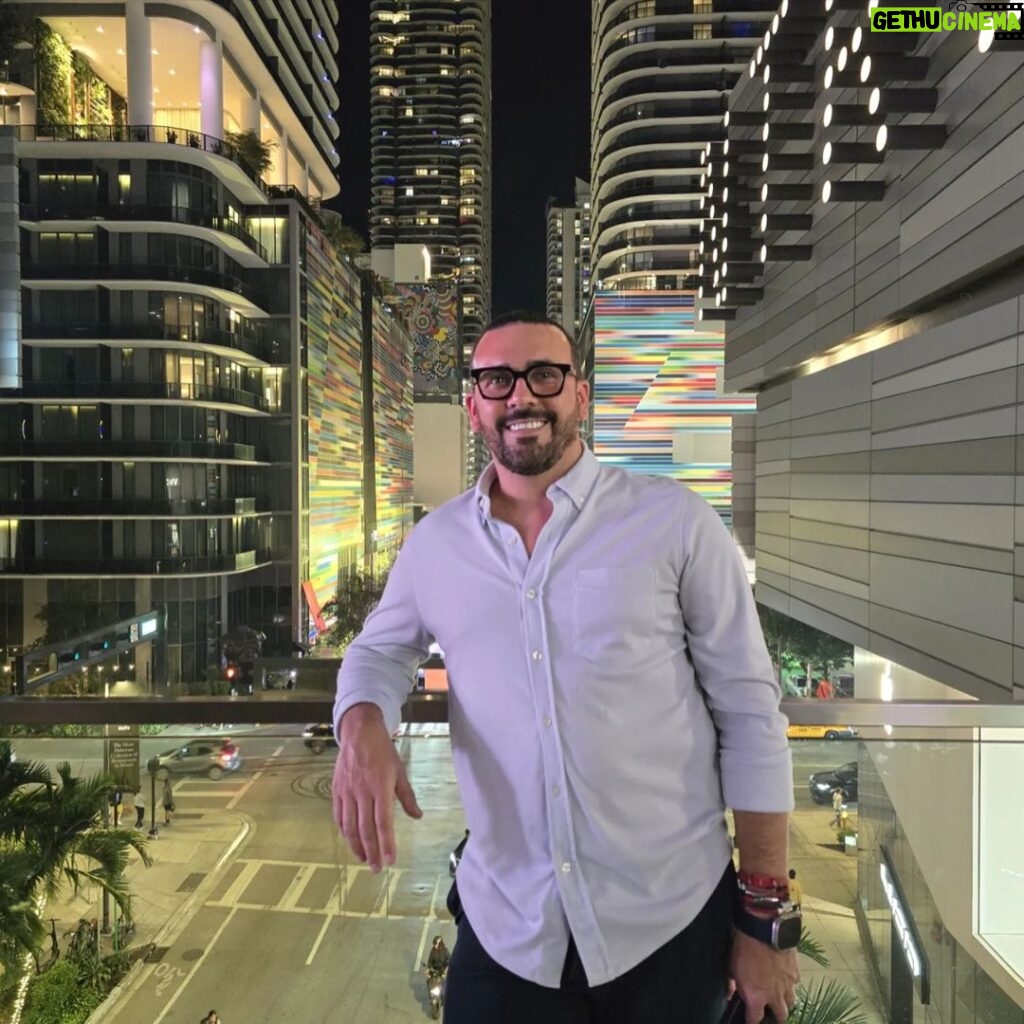 Ricardo Margaleff Instagram - Dicen por ahi ... que por la noche todas las sonrisas son estrellas. Tu que opinas? #Ricardomargaleff #Margaleff Miami - Brickell