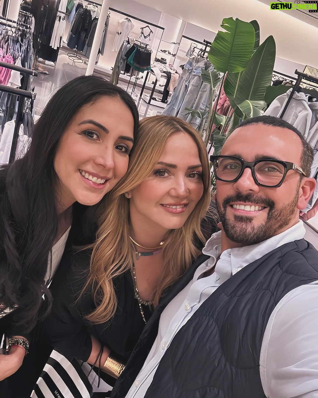 Ricardo Margaleff Instagram - Que fregón es coincidir!!! La vida es un pañuelo!!! Las quiero mucho!!! #miami #miamistyle #conquistando #conquistandosueños #conquistandoelmundo