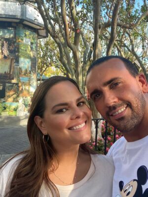 Ricardo Margaleff Instagram - FAMILIA, hoy es lunes de .... No dejemos pasar la oportunidad para decirle a las personas lo INCREIBLE que es tenerlas y los AFORTUNADOS que somos por ello.

Te amo MY FOREVER AND EVER🤍🤍

#ricardomargaleff #margaleff #lunes #septiembre #agradecido #familia