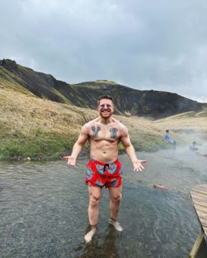 Riccardo Dose Instagram - Il vichingo più tamarro di tutta l’Islanda.

Grazie a @sivola.it per questo viaggio senza senso.