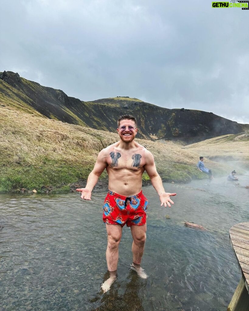 Riccardo Dose Instagram - Il vichingo più tamarro di tutta l’Islanda. Grazie a @sivola.it per questo viaggio senza senso.