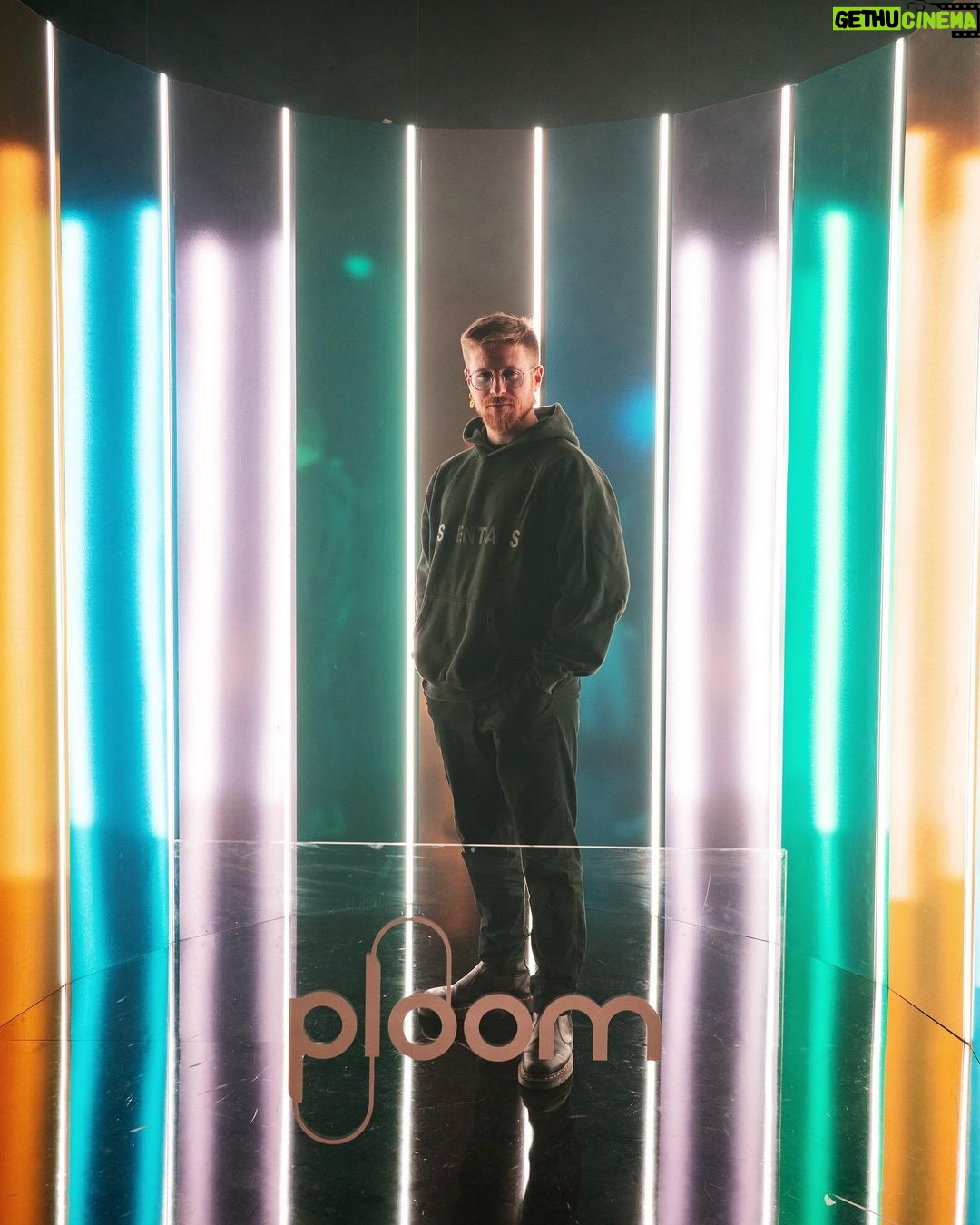Riccardo Dose Instagram - Ecco il vostro nuovo supereroe preferito 😂 quale sarà il mio compito sulla terra? Grazie a @ploom_ita per questa incredibile Experience, dove ho imparato che soli 5 minuti possono trasformarsi in un qualcosa di illimitato. #ploom #ploomX adv Prodotto destinato esclusivamente a fumatori adulti.