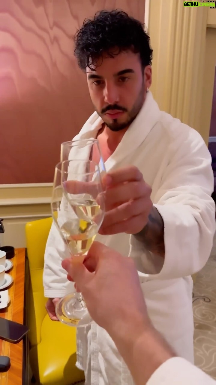 Riccardo Dose Instagram - ECCO COME ABBIAMO SPESO PIÙ DI 1500€ PER UNA NOTTE IN HOTEL! (FOLLIA) 😰
