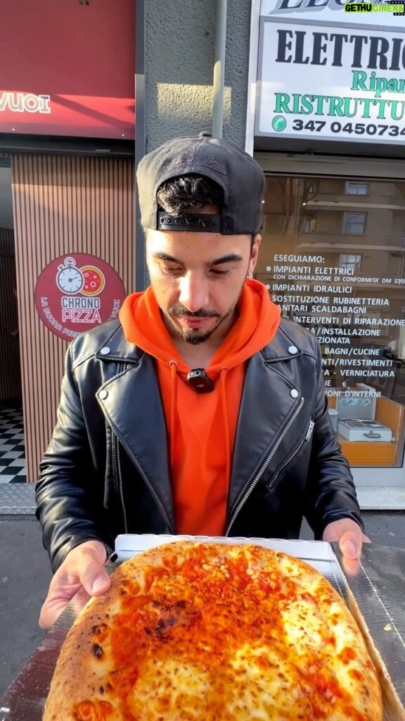 Riccardo Dose Instagram - PROVIAMO IL DISTRIBUTORE AUTOMATICO DI PIZZA (NON È BUONA) Tagga una persona nei commenti per rovinargli la vita.