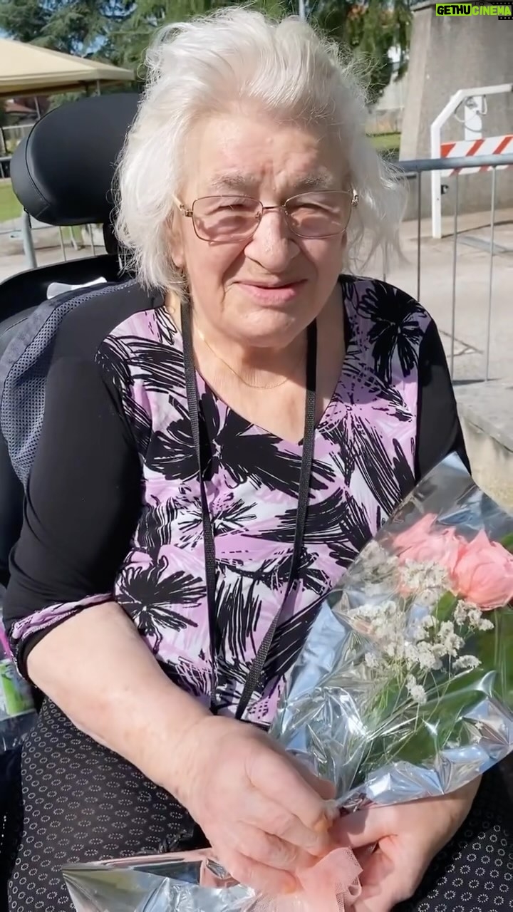 Riccardo Dose - 122.3K Likes - Oggi è venuta a mancare mia nonna, una persona con la quale ho condiviso dei momenti incredibili durante tutta la mia infanzia e adolescenza, perciò ho deciso di ricordarla con questo video.
Oggi è un giorno veramente triste per me, ma allo stesso tempo questo giorno ha sancito la fine di tutta la sua sofferenza.
Questa volta avevi ragione, sarebbe stata l’ultima volta che ci saremmo visti, spero di essere stato un nipote di cui andare fiera, anche perché tu come nonna non mi hai mai fatto mancare nulla.
Ti amo nonna Ada, grazie per tutto quello che mi hai insegnato, anche se in questo momento sento solo un grandissimo vuoto dentro.