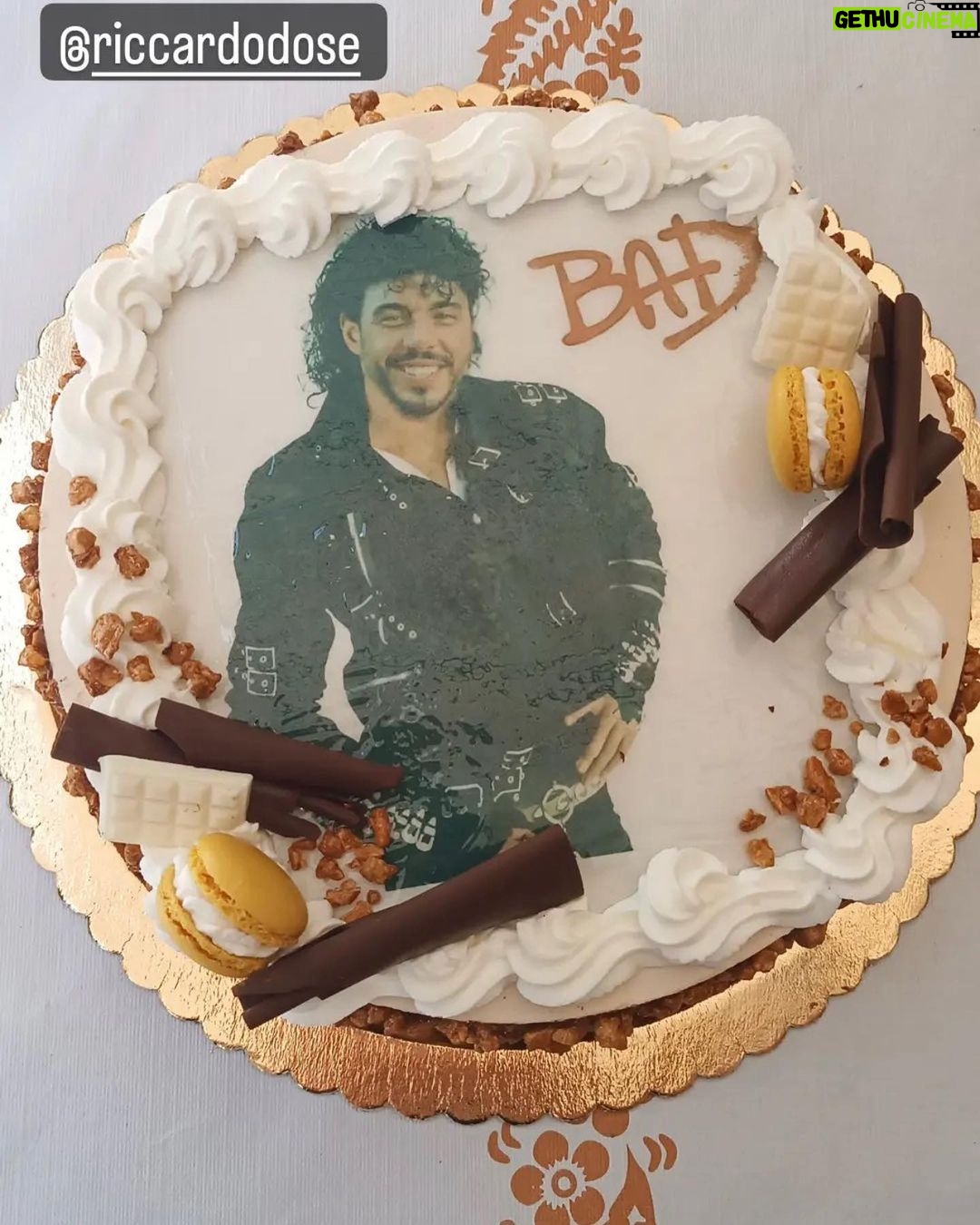 Riccardo Dose - 114.7K Likes - BREVE TUTORIAL SUL COME ROVINARE IL GIORNO DEL VOSTRO COMPLEANNO.
Chiamateci e vi verremo a consegnare le torte io e @danieldaddetta