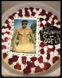 Riccardo Dose Instagram - BREVE TUTORIAL SUL COME ROVINARE IL GIORNO DEL VOSTRO COMPLEANNO. Chiamateci e vi verremo a consegnare le torte io e @danieldaddetta