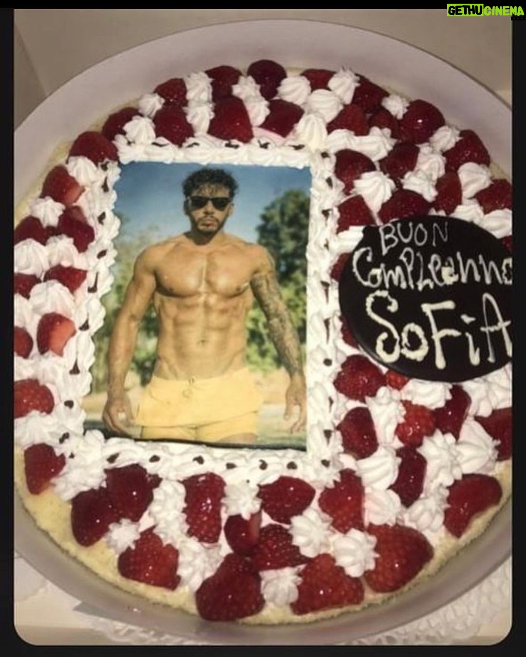 Riccardo Dose - 114.7K Likes - BREVE TUTORIAL SUL COME ROVINARE IL GIORNO DEL VOSTRO COMPLEANNO.
Chiamateci e vi verremo a consegnare le torte io e @danieldaddetta