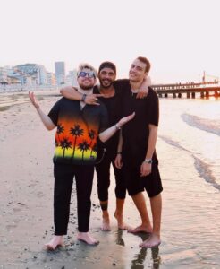 Riccardo Dose Instagram - Quando Dadda non era ancora il braccio più tamarro della Lombardia e quando ancora Awed aveva le crisi d’identità. @danieldaddetta @awed__ La Havana, Cuba