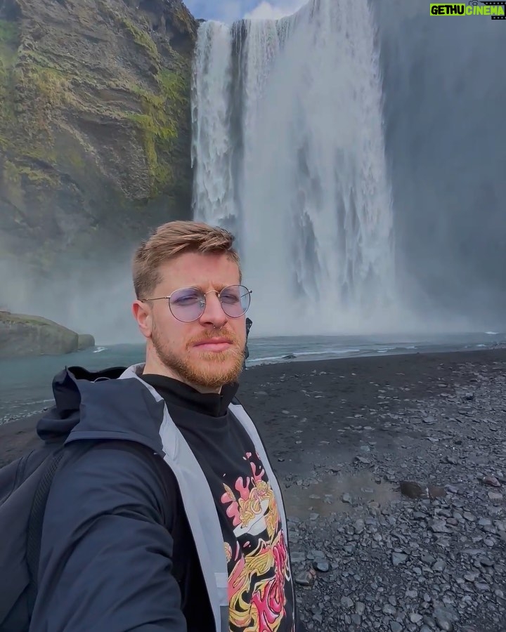 Riccardo Dose - 107.2K Likes - Il vichingo più tamarro di tutta l’Islanda.
Grazie a @sivola.it per questo viaggio senza senso.